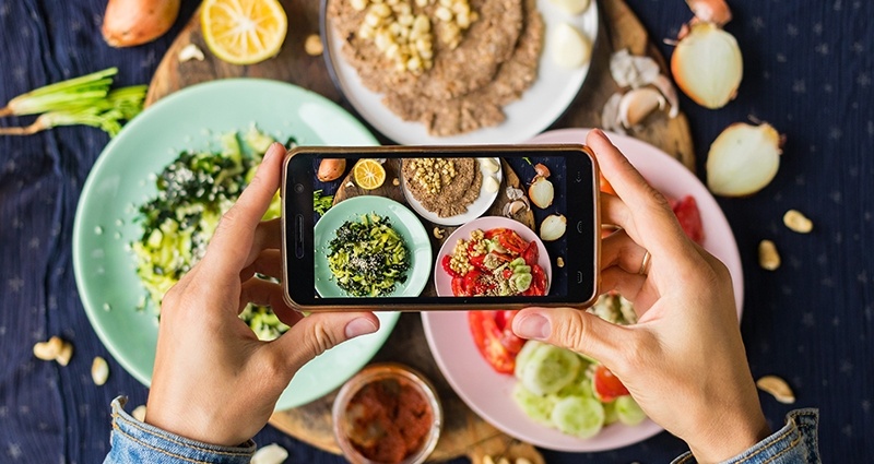 Foto von drei Gerichten auf drei Tellern, die mit einem Smartphone aufgenommen wurden.
